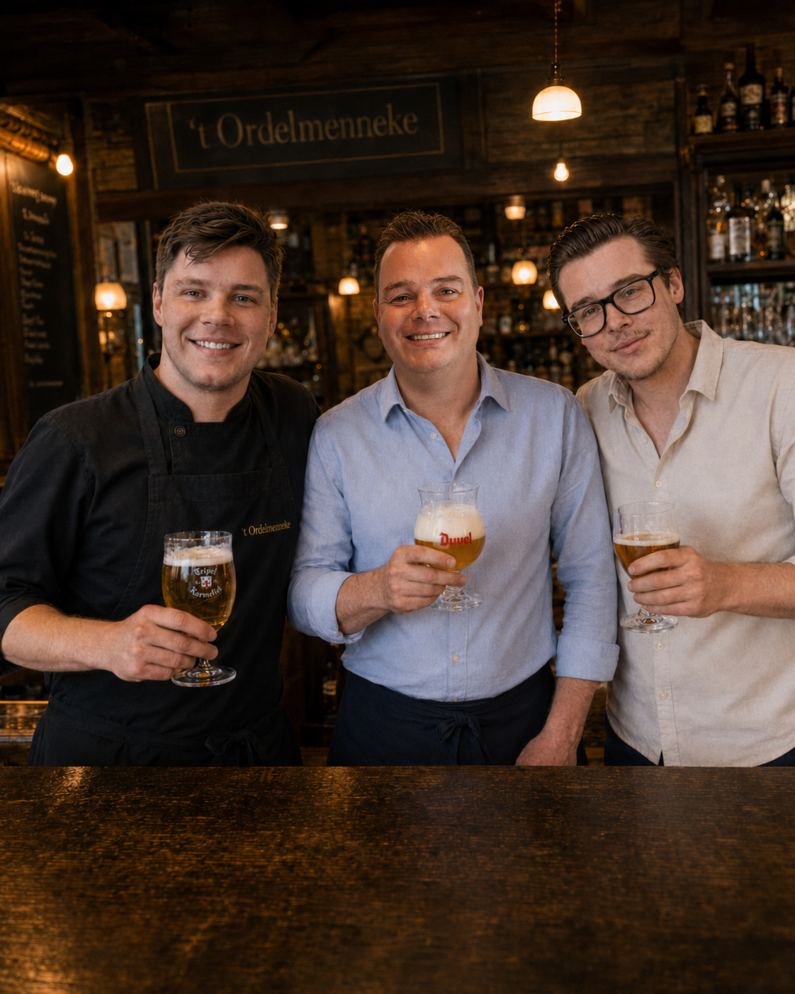 Het team van 't Ordelmenneke lachend achter de bar